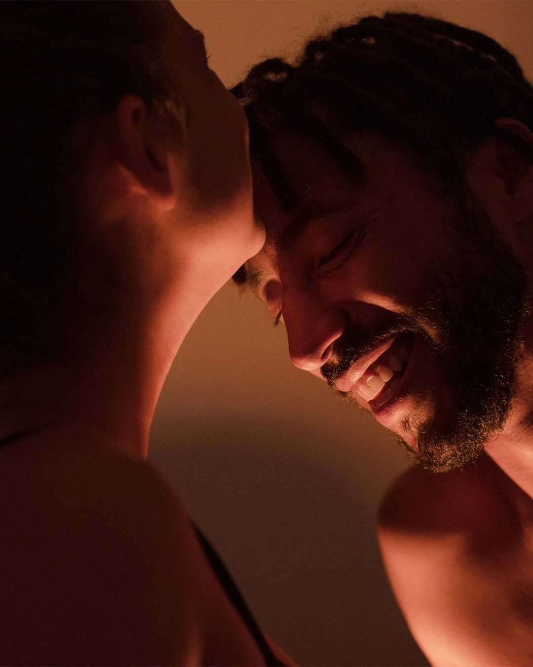 Dois homens juntos em um momento de intimidade e carinho